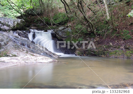 福島県鮫川村にある大小様々な滝を総称し江竜田の滝と呼ぶ。絶景ポイントとなっている。これは青葉の滝 133282968