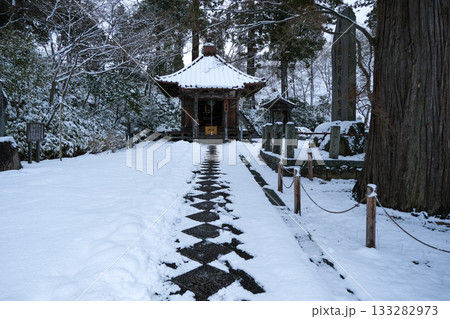 雪の朝のお参り 133282973