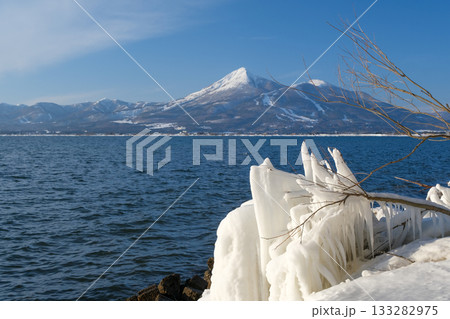 猪苗代湖のしぶき氷と磐梯山 猪苗代湖のしぶき氷と磐梯山 133282975