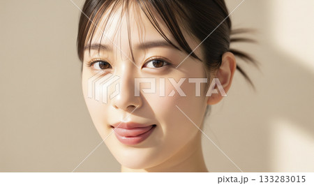 透明感のある肌を持つ日本人女性のスキンケア　舌を出す 133283015