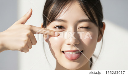 透明感のある肌を持つ日本人女性　あっかんべー 133283017