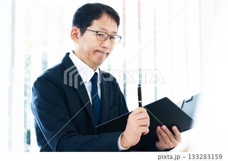 窓辺で考えるビジネスマン 窓辺で考えるビジネスマン 133283159
