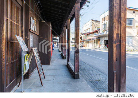 青森県黒石市 こみせ通りの「こみせ」と町並み 青森県黒石市 こみせ通りの「こみせ」と町並み 133283266