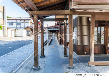 青森県黒石市　こみせ通りの「こみせ」と町並み 133283269