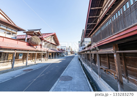 青森県黒石市　こみせ通りの「こみせ」と町並み 133283270