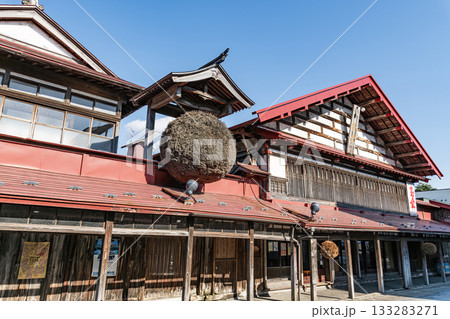 青森県黒石市 こみせ通りの「こみせ」と杉玉のある酒蔵 青森県黒石市 こみせ通りの「こみせ」と杉玉のある酒蔵 133283271
