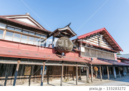 青森県黒石市　こみせ通りの「こみせ」と杉玉のある酒蔵 133283272