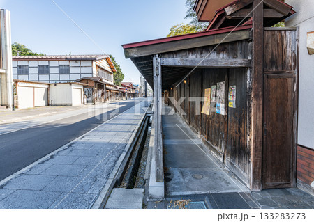 青森県黒石市　こみせ通りの「こみせ」と町並み 133283273