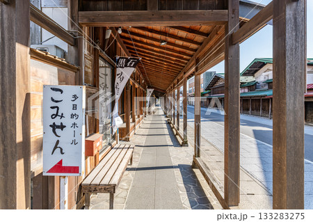 青森県黒石市　こみせ通りの「こみせ」と町並み 133283275