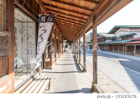青森県黒石市　こみせ通りの「こみせ」と町並み 133283276