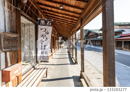 青森県黒石市　こみせ通りの「こみせ」と町並み 133283277