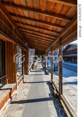 青森県黒石市　こみせ通りの「こみせ」と町並み 133283278