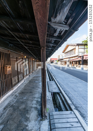 青森県黒石市　こみせ通りの「こみせ」と町並み 133283282