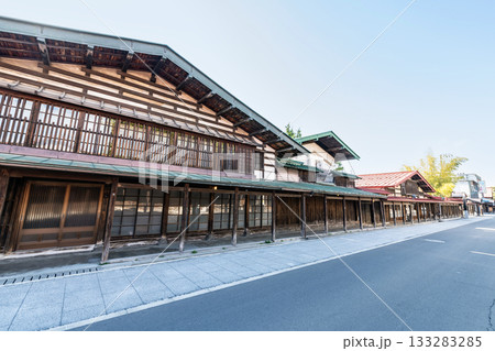 青森県黒石市　こみせ通りの「こみせ」と町並み 133283285