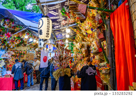新宿　花園神社大酉祭　酉の市　酉の日の縁起熊手　熊手市の風景 133283292