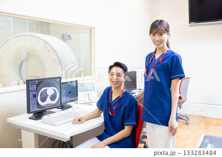 モニターでCTスキャンの検査結果を見る放射線技師 撮影協力:学校法人電波学園 東京電子専門学校 モニターでCTスキャンの検査結果を見る放射線技師 撮影協力:学校法人電波学園 東京電子専門学校 133283484