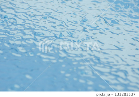 デコボコとした水面　夏色のイメージ 133283537