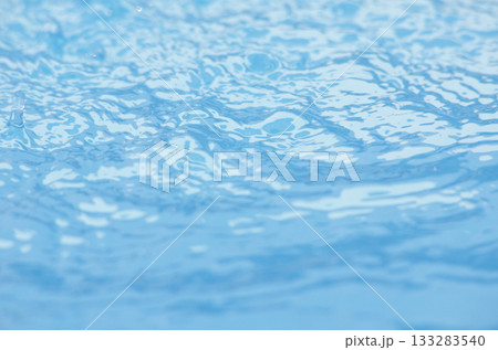 デコボコとした水面　夏色のイメージ 133283540