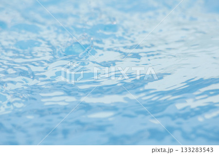 デコボコとした水面　夏色のイメージ 133283543