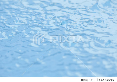 デコボコとした水面　夏色のイメージ 133283545