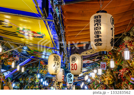 新宿　花園神社大酉祭　酉の市　酉の日の縁起熊手　熊手市の風景 133283562