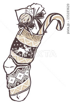 キャンディが詰まったノルディック柄のクリスマスの靴下　筆描き・2色塗り 133283620