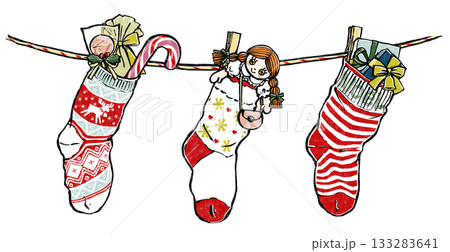 赤い縞の紐にぶら下げられたいろいろなプレゼントの入った3種類のクリスマスの靴下 版画風 赤い縞の紐にぶら下げられたいろいろなプレゼントの入った3種類のクリスマスの靴下 版画風 133283641