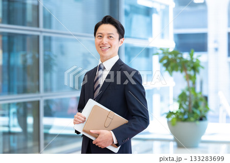 ビジネス　スーツを着ている男性のポートレート　撮影協力：学校法人電波学園　東京電子専門学校 133283699