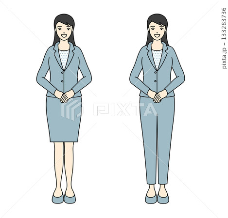 水色のビジネススーツ姿で直立し両手を組む女性社員 133283736
