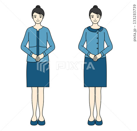 明るいブルースーツ姿で両手を組んで直立する女性社員の全身 133283739
