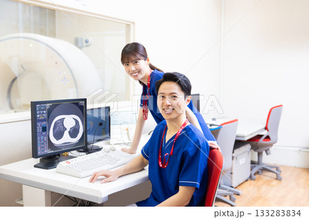 モニターでCTスキャンの検査結果を見る放射線技師　撮影協力：学校法人電波学園　東京電子専門学校 133283834