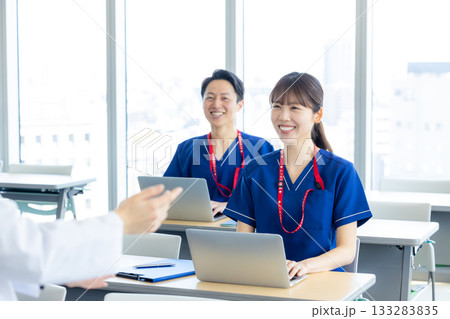 医療　会議室でセミナーを受ける医療従事者　撮影協力：学校法人電波学園　東京電子専門学校 133283835