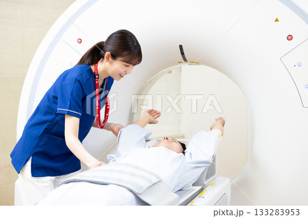 CTスキャンを受ける男性と放射線技師　撮影協力：学校法人電波学園　東京電子専門学校 133283953