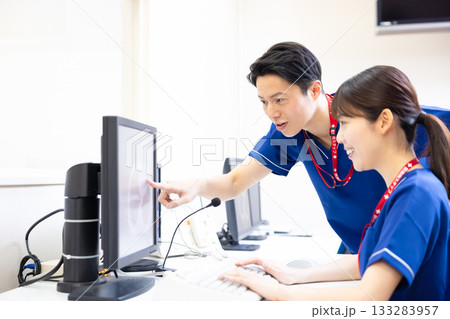 モニターでCTスキャンの検査結果を見る放射線技師 撮影協力:学校法人電波学園 東京電子専門学校 モニターでCTスキャンの検査結果を見る放射線技師 撮影協力:学校法人電波学園 東京電子専門学校 133283957