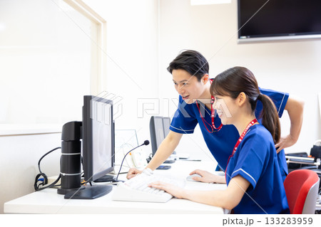 モニターでCTスキャンの検査結果を見る放射線技師　撮影協力：学校法人電波学園　東京電子専門学校 133283959