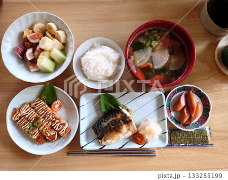 町の日本食レストランで食べる焼き魚定食のセットメニュー(鯖の塩焼き，小皿料理，椀物，デザート付き) 133285199
