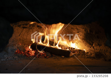 ピザ焼き用窯の炎 133285208
