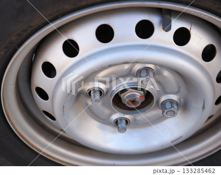 ナットを2本外した4穴スチールホイールのタイヤ 133285462