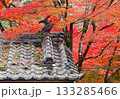 古びた瓦屋根と鮮やかで美しい紅葉の風景 133285466