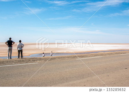 北アフリカのチュニジアにある塩湖、ジェリド湖の広大な景色を眺める 133285632