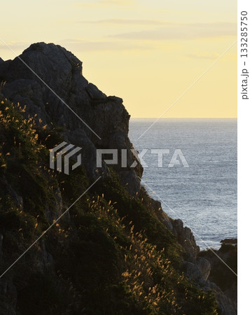 朝焼けの伊良湖防備衛所跡から日出の石門（岸の石門）の断崖絶壁を臨む 133285750