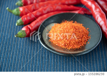 唐辛子と皿に盛った一味唐辛子 唐辛子と皿に盛った一味唐辛子 133286230