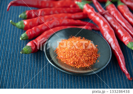唐辛子と皿に盛った一味唐辛子 133286438
