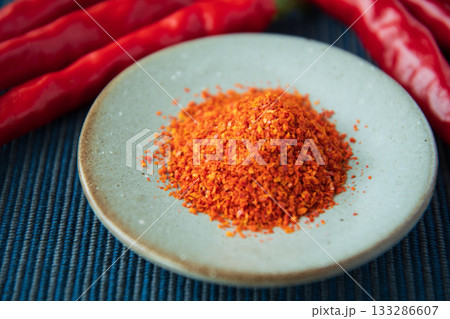 唐辛子と皿に盛った一味唐辛子 唐辛子と皿に盛った一味唐辛子 133286607
