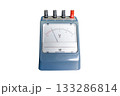 正面から見たアナログの電圧計の切り抜き画像 133286814