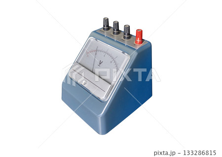 斜めから見たアナログの電圧計の切り抜き画像 133286815