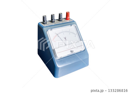 斜めから見たアナログの電圧計の切り抜き画像 133286816