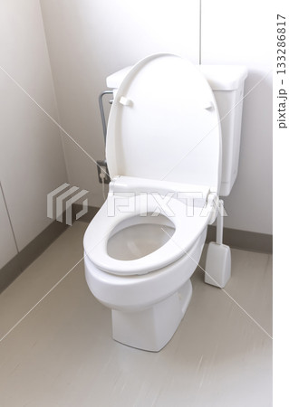 フタが開かれた状態の清潔感のある白い便器 フタが開かれた状態の清潔感のある白い便器 133286817