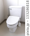 フタが閉じられた状態の清潔感のある白い便器 133286818