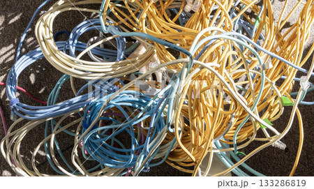 山積みになった青と黄色のLANケーブル 133286819